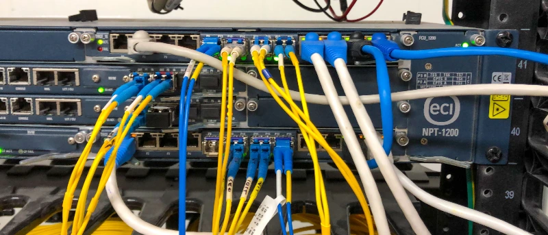 Rack con conexiones de fibra óptica